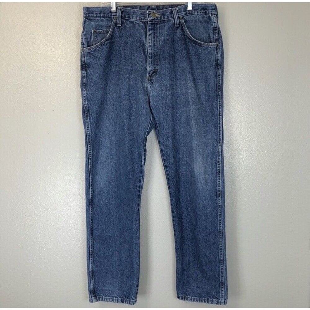 Wrangler 38 x 32 Straight Leg Medium Wash Denim Jeans 100% Cotton Casual Country